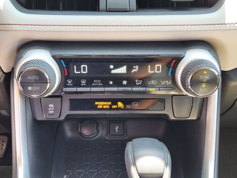 Used 2020 Toyota RAV4 XLE w/ Convenience Package AWD/4WD image 12