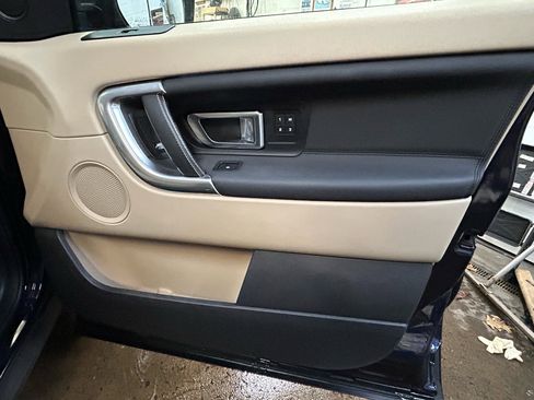 Used 2017 Land Rover Discovery Sport HSE image 11