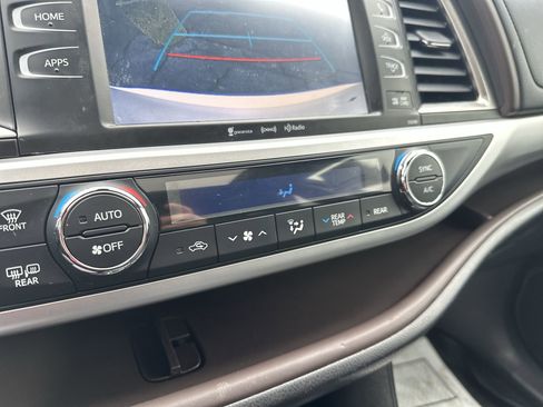 Used 2018 Toyota Highlander XLE image 18