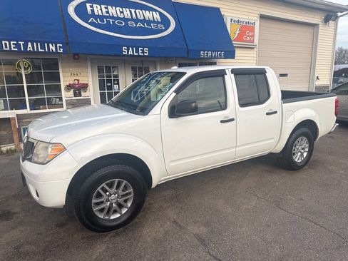 Used 2015 Nissan Frontier SV image 3