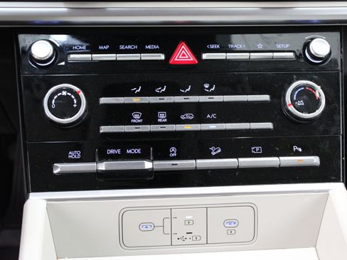 Used 2025 Hyundai Santa Fe SE FWD image 19