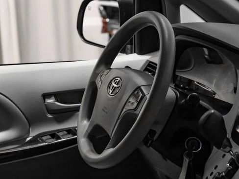 Used 2012 Toyota Sienna LE FWD image 23