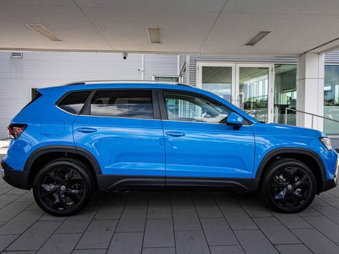 New 2026 Volkswagen Taos SE FWD image 3