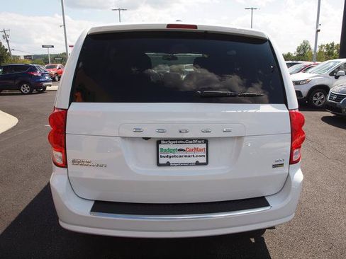 Used 2017 Dodge Grand Caravan SXT FWD image 2