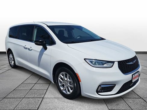 Used 2024 Chrysler Pacifica Touring-L FWD image 3