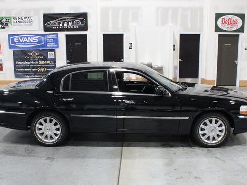 Used 2006 Lincoln Town Car Signature Limited RWD image 35