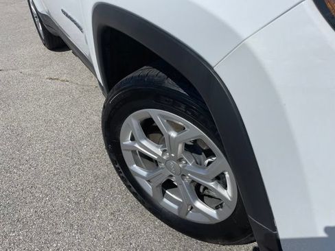 Used 2024 Jeep Compass Latitude w/ Convenience Group AWD/4WD image 18
