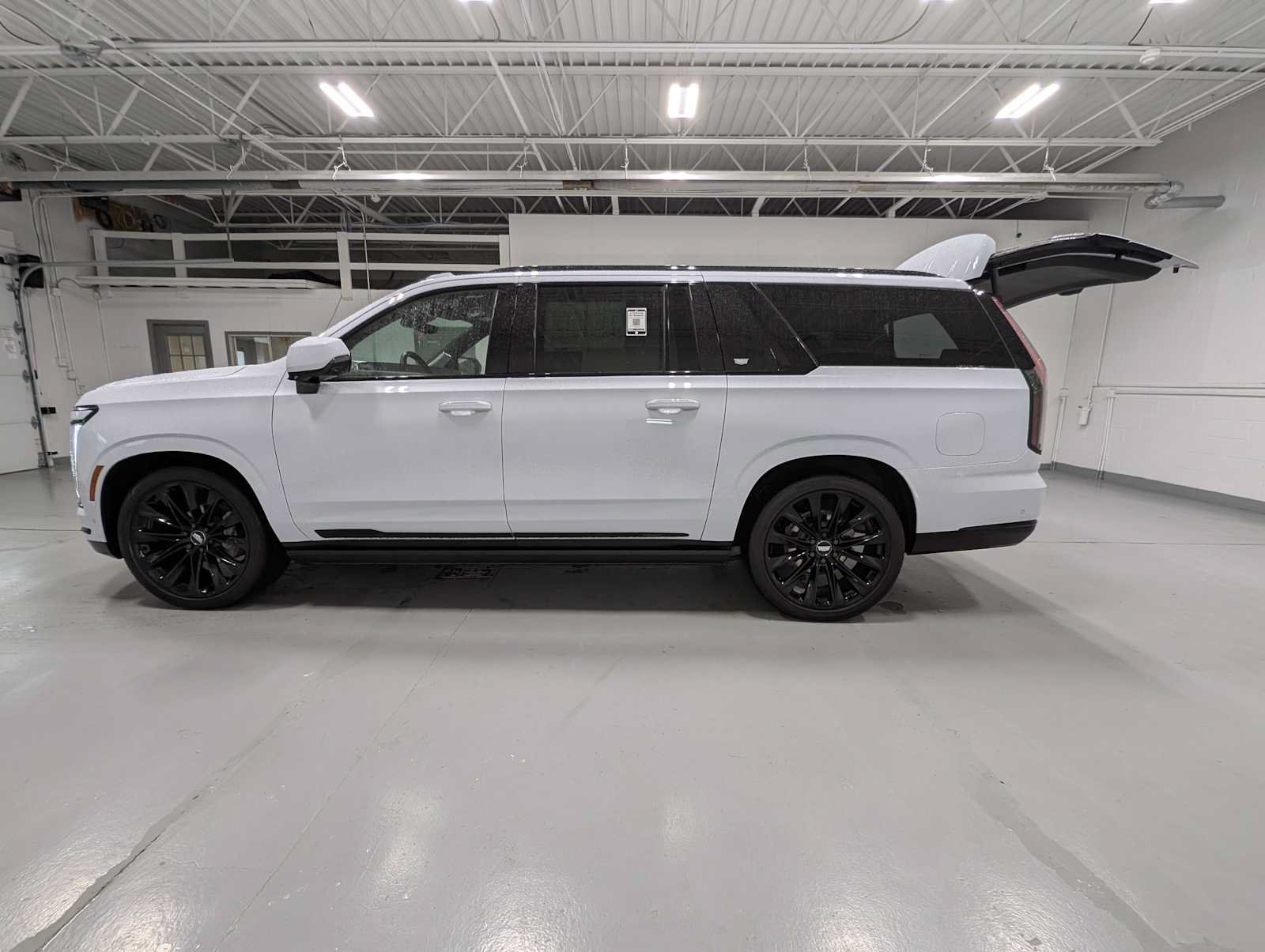 Certified 2026 Cadillac Escalade ESV Platinum Sport w/ LPO, ONYX Package AWD/4WD image 12