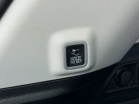 Used 2023 Jeep Grand Cherokee Limited image 34