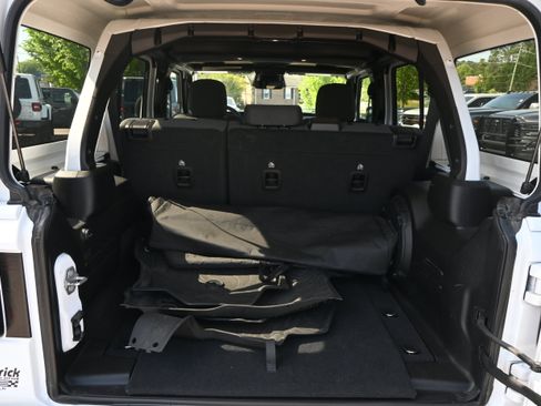 Used 2025 Jeep Wrangler Unlimited Sahara AWD/4WD image 13