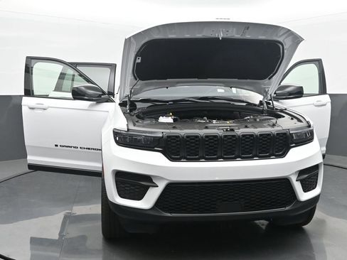 New 2025 Jeep Grand Cherokee Altitude image 54
