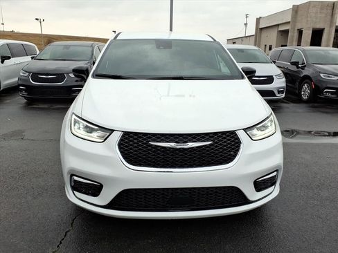 New 2026 Chrysler Pacifica Select image 2