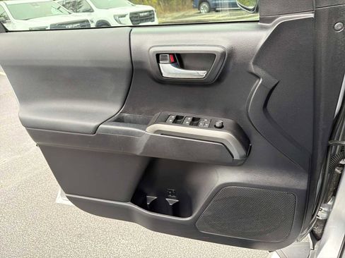 Used 2019 Toyota Tacoma TRD Sport image 17