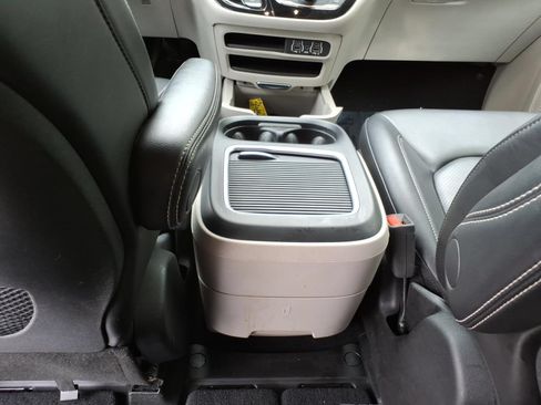 Used 2024 Chrysler Pacifica Touring-L FWD image 17