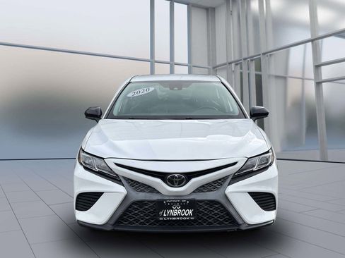 Used 2020 Toyota Camry SE image 2