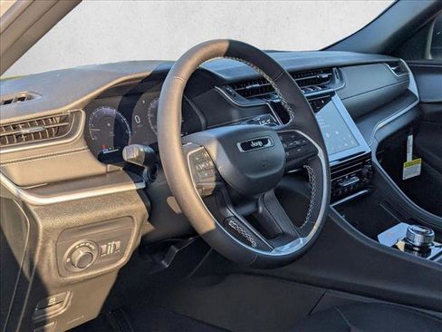 New 2025 Jeep Grand Cherokee L Laredo image 3