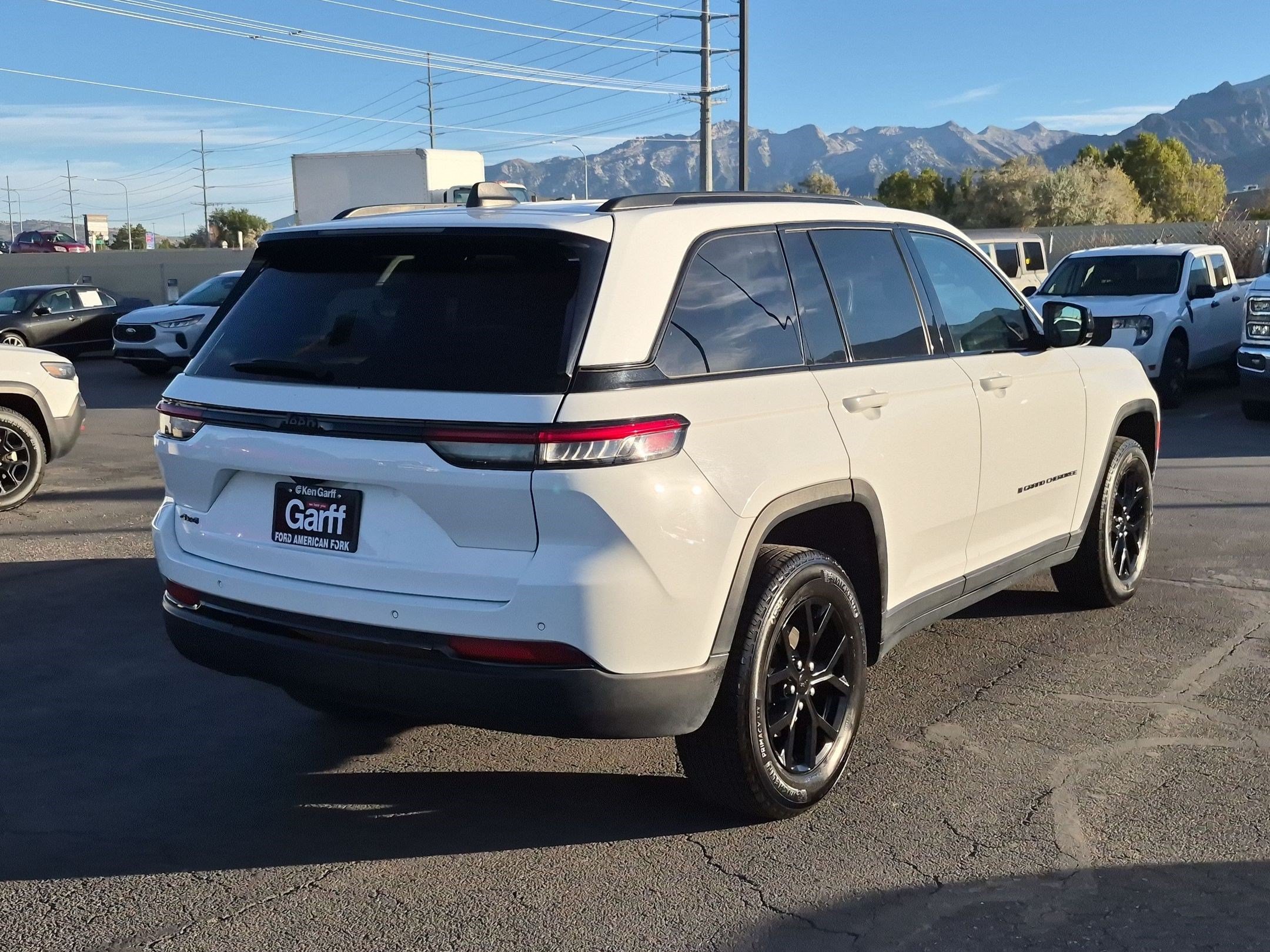 Used 2025 Jeep Grand Cherokee Altitude AWD/4WD image 3