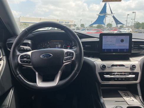 Used 2020 Ford Explorer XLT RWD image 5