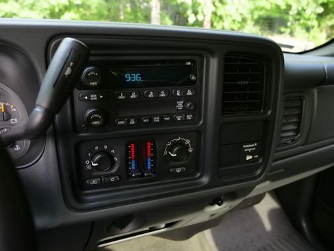 Used 2004 Chevrolet Silverado 2500 LS RWD image 9
