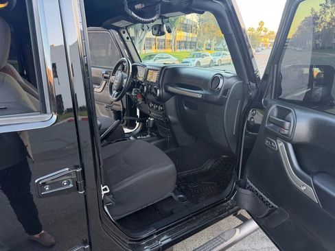 Used 2018 Jeep Wrangler Unlimited Sport S image 30