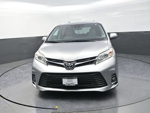 Used 2018 Toyota Sienna XLE FWD image 2