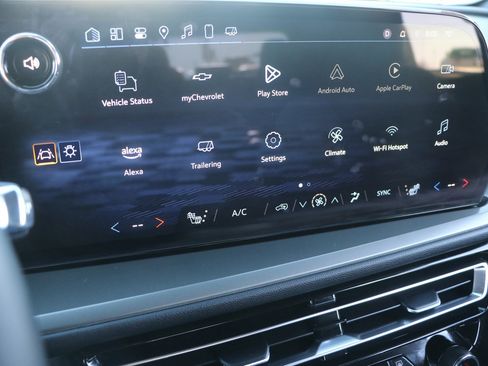 Used 2025 Chevrolet Traverse LT image 21