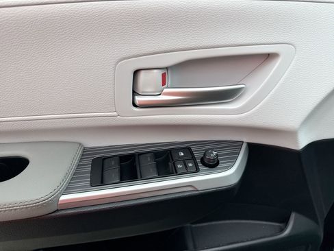 Certified 2026 Toyota Sienna XLE image 15