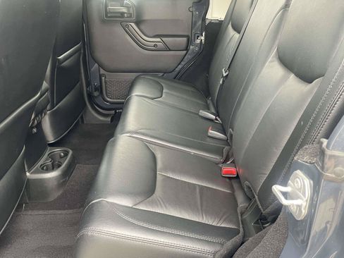 Used 2017 Jeep Wrangler Unlimited Sahara AWD/4WD image 10