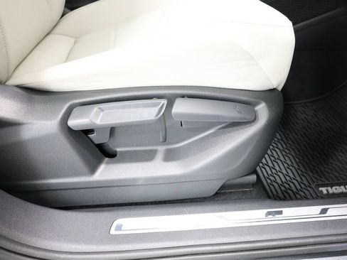 Used 2021 Volkswagen Tiguan SE R-Line FWD image 22