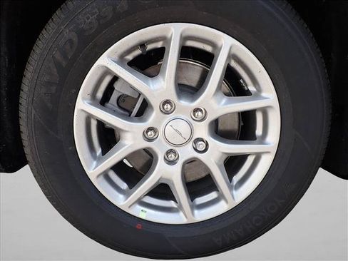 New 2027 Chrysler Pacifica Select FWD image 7