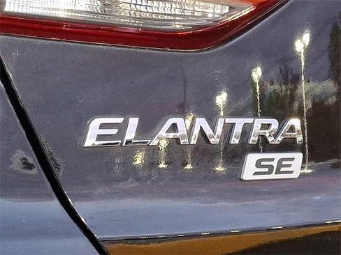 Used 2017 Hyundai Elantra SE w/ Cargo Package image 29
