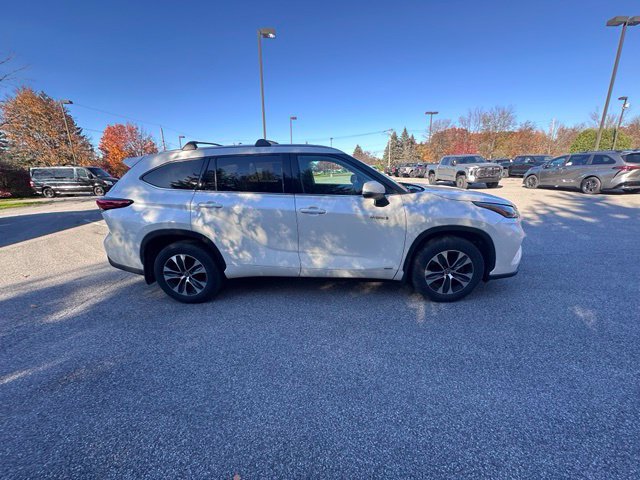 Used 2021 Toyota Highlander XLE AWD/4WD image 2