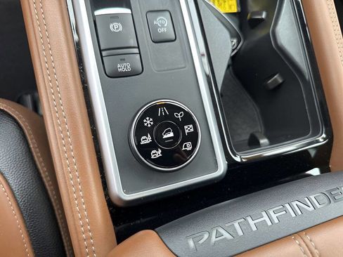 Used 2025 Nissan Pathfinder Platinum image 28