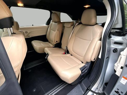 Certified 2023 Toyota Sienna XLE FWD image 21