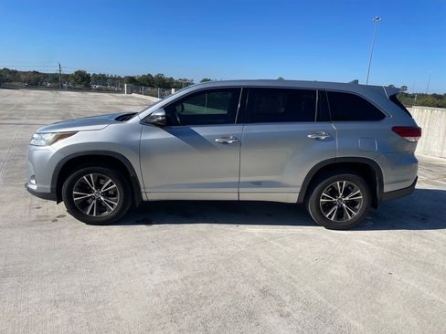 Used 2017 Toyota Highlander LE image 4