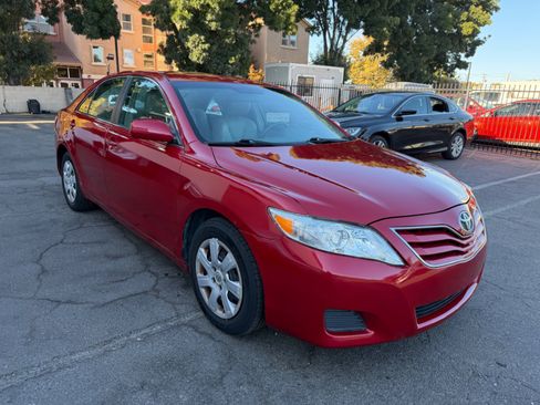 Used 2010 Toyota Camry LE FWD image 3