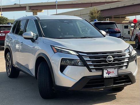 Used 2025 Nissan Rogue SV AWD/4WD image 3