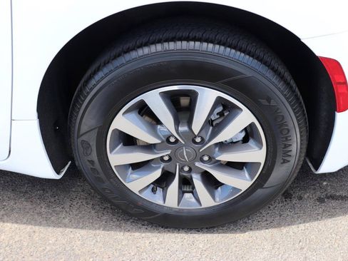 Used 2024 Chrysler Pacifica Limited FWD image 63