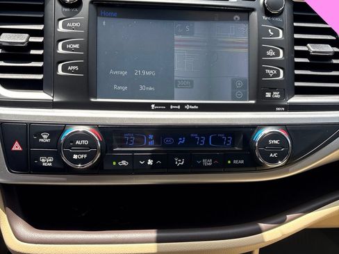 Used 2017 Toyota Highlander XLE AWD/4WD image 12