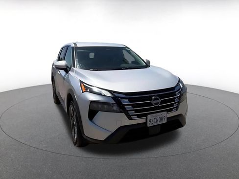 Used 2025 Nissan Rogue SV FWD image 3