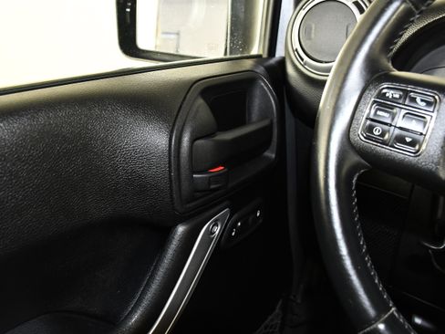 Used 2013 Jeep Wrangler Unlimited Sahara w/ Connectivity Group AWD/4WD image 33