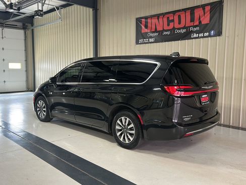 Used 2022 Chrysler Pacifica Touring-L w/ Uconnect Theater Family Group FWD image 3