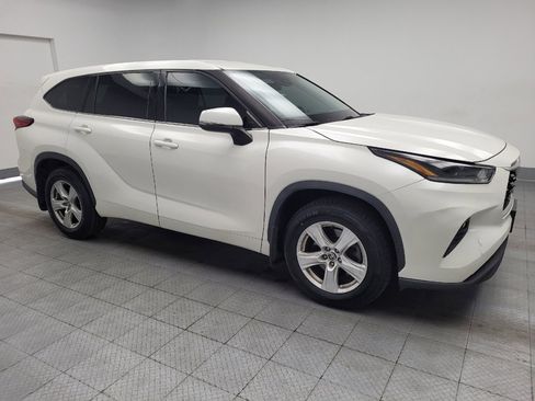 Used 2021 Toyota Highlander LE AWD/4WD image 11