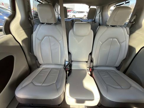 Used 2018 Chrysler Pacifica Touring-L Plus image 30