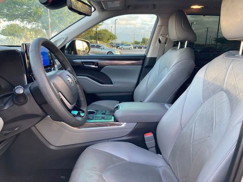 Used 2023 Toyota Highlander Platinum image 10