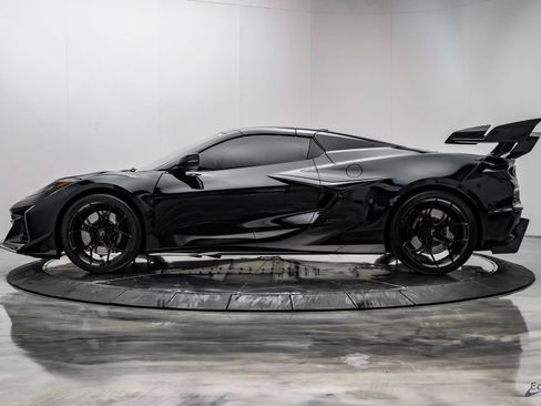 Used 2025 Chevrolet Corvette Z06 RWD image 9
