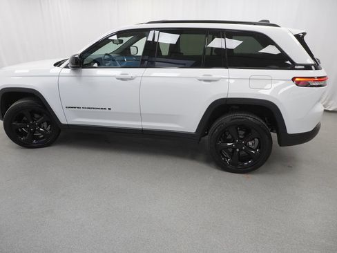 Used 2023 Jeep Grand Cherokee Altitude image 14