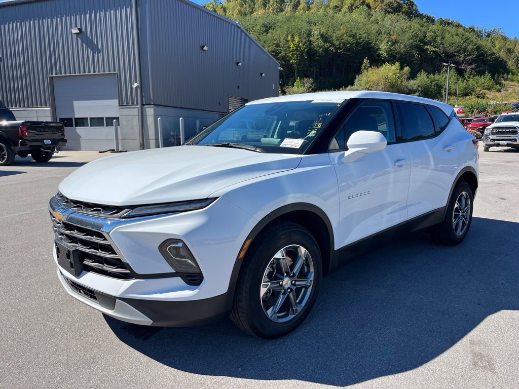 Used 2025 Chevrolet Blazer LT AWD/4WD image 1