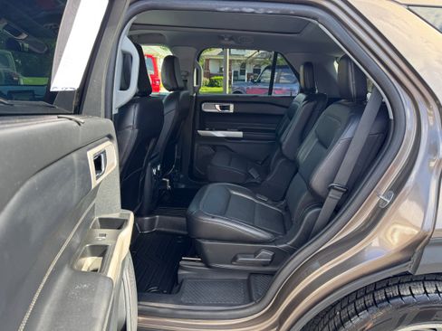 Used 2021 Ford Explorer Limited w/ Equipment Group 301A AWD/4WD image 12