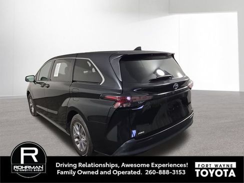 Used 2024 Toyota Sienna LE AWD/4WD image 9